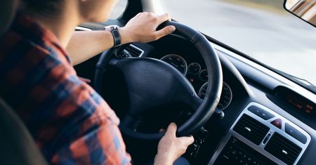 Pędził 220 km/h. Sąd kazał go wypuścić. Teraz nie mogą go znaleźć