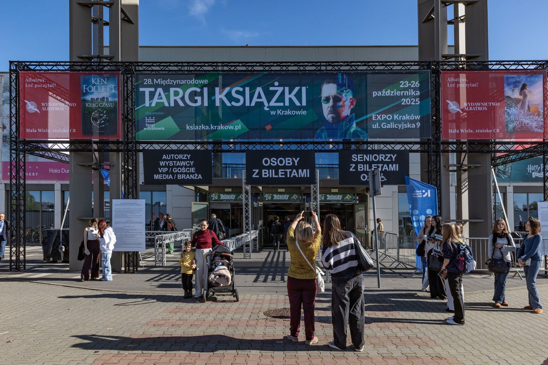 Już są: 28 Międzynarodowe Targi Książki w Krakowie: pisarze, celebryci i tłumy czytelników i łowów autografów