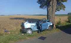 Poważny wypadek pod Gnieznem. Dach odpadł od reszty auta