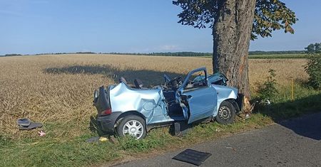 Poważny wypadek pod Gnieznem. Dach odpadł od reszty auta