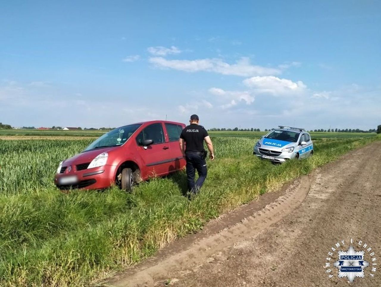 Opatów: Szalał autem dziadka po polnych drogach. Ugrzązł w rowie