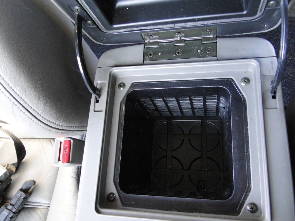 Lodówka znajduje się w podłokietniku