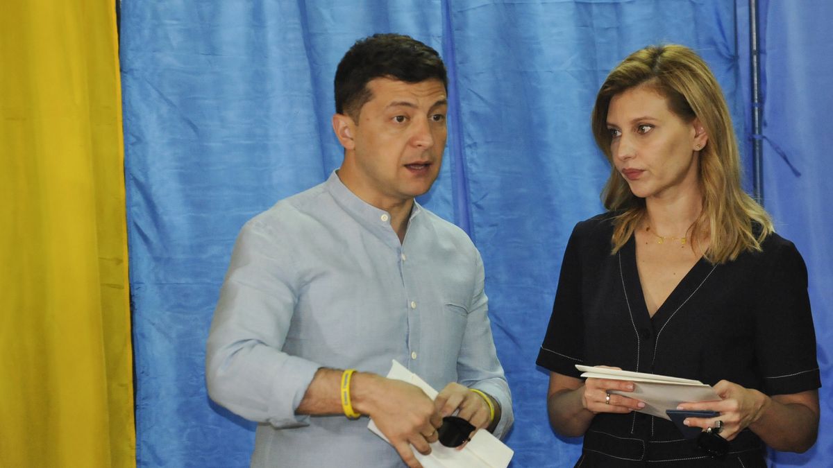 Ołena Zełenska wraz z mężem Wołodymyrem. (Photo by Sergei Chuzavkov/SOPA Images/LightRocket via Getty Images)