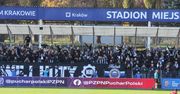 Na trybunach. Kibice na meczu Hutnik - Wisła. Komplet publiczność, fani "Białej Gwiazdy" nie weszli na stadion. A impreza zakorkowała Nową Hutę