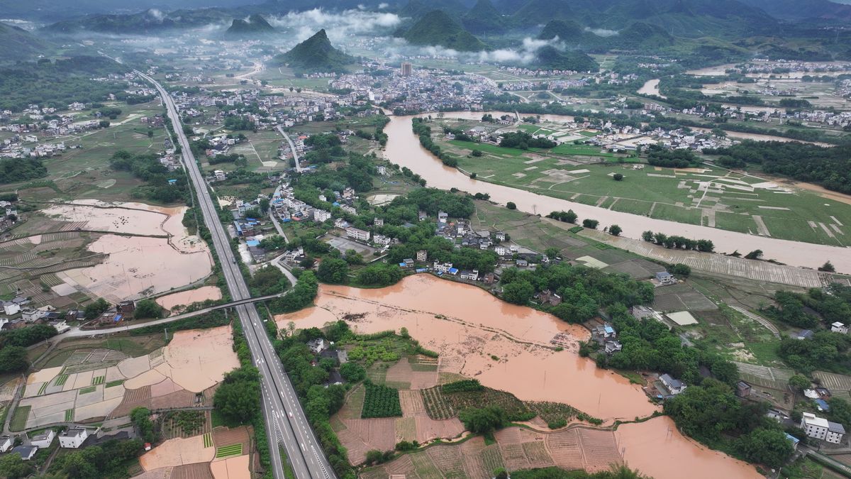 Zalane po ulewnych deszczach pola w okolicach miasta Qingyuan, sobota 20 kwietnia 2024 roku