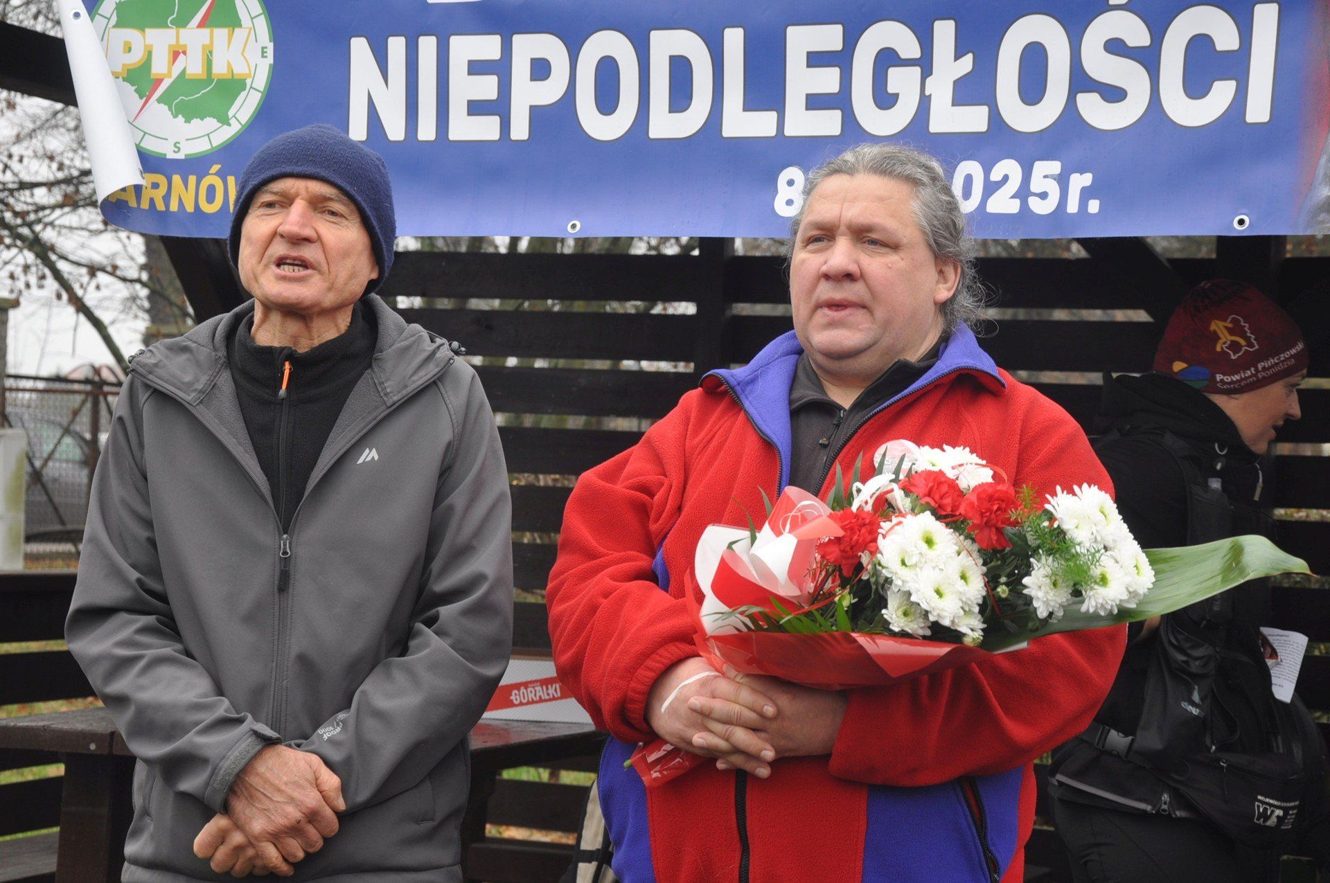 29 Rajd Niepodległości PTTK wyruszył z KońskichPiechurów powitał prezes Krzysztof Wiatr, a o trasie mówił Zbigniew Gontek