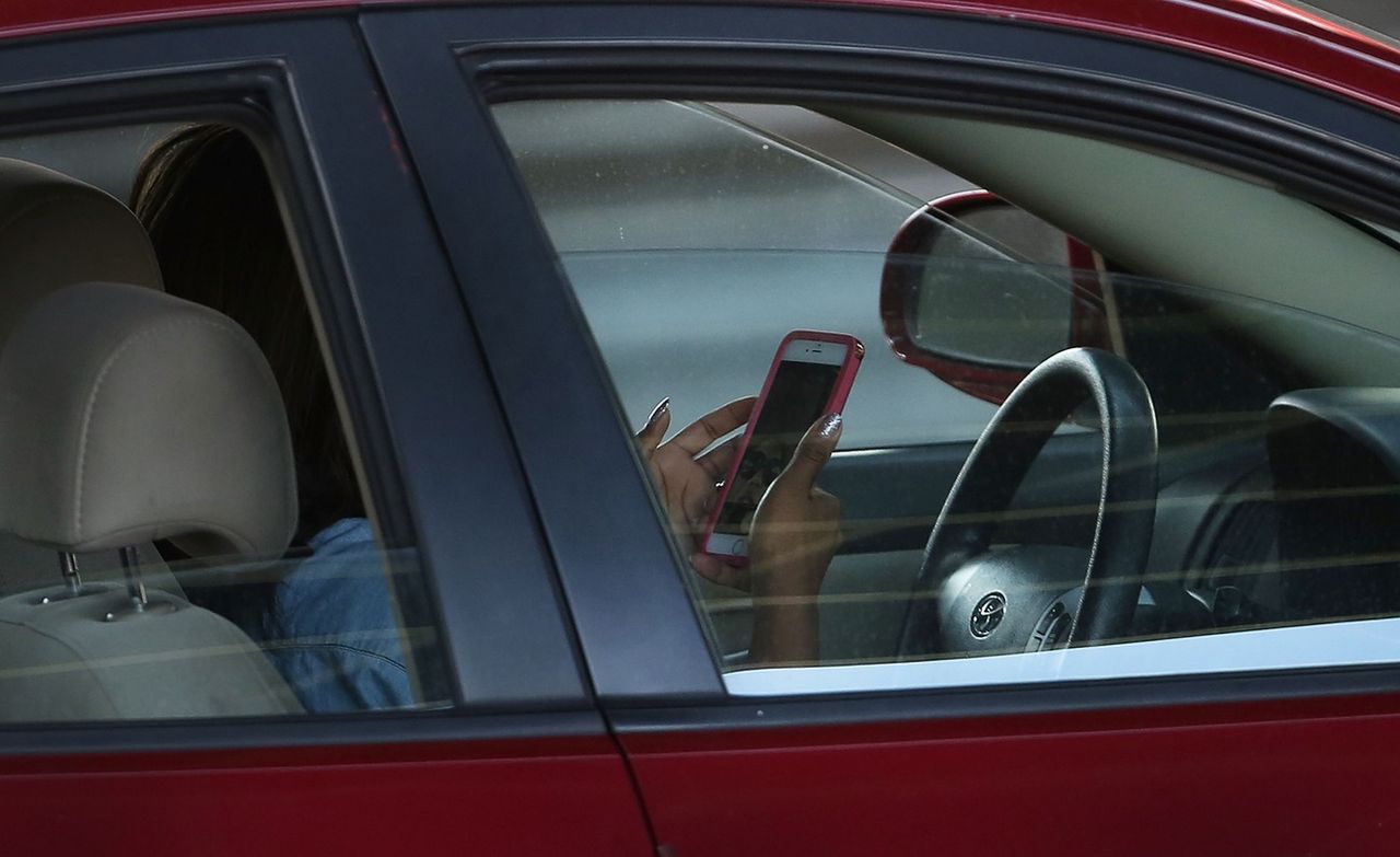 Z mPrawa Jazdy korzysta już ponad milion kierowców (fot. Getty Images)