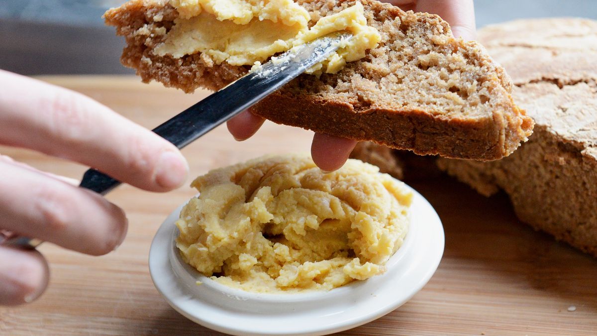 Creamy hummus spread on whole wheat and rye bread
Creamy homemade hummus spread on homemade whole wheat and rye bread
Manuta
Spread, Healthy Eating, Kitchen Knife, Whole Wheat, Plank, Vegetarian Food, Tapas, Homemade, Dip, Hummus, Appetizer, Toasted Bread, Chick-Pea, Rye - Grain, Freshness, Food And Drink, Human Hand, Bread, Food, Table Knife, Vegan Food