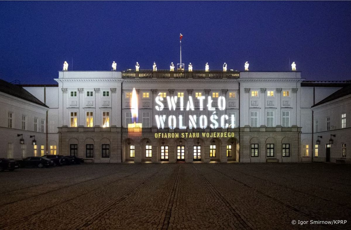 pałac prezydencki, rocznica wprowadzenia stanu wojennego, patronat prezydenta Na fasadzie Pałacu Prezydenckiego wyświetlono iluminację