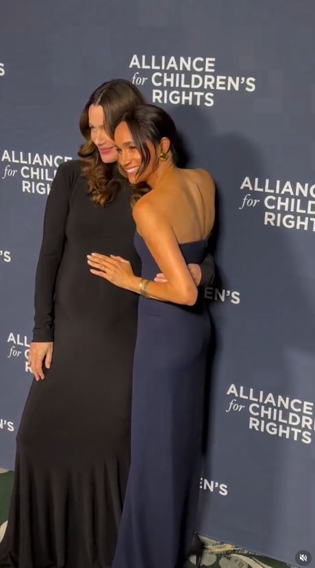 Meghan Markle i Kelly Mckee Zajfen 