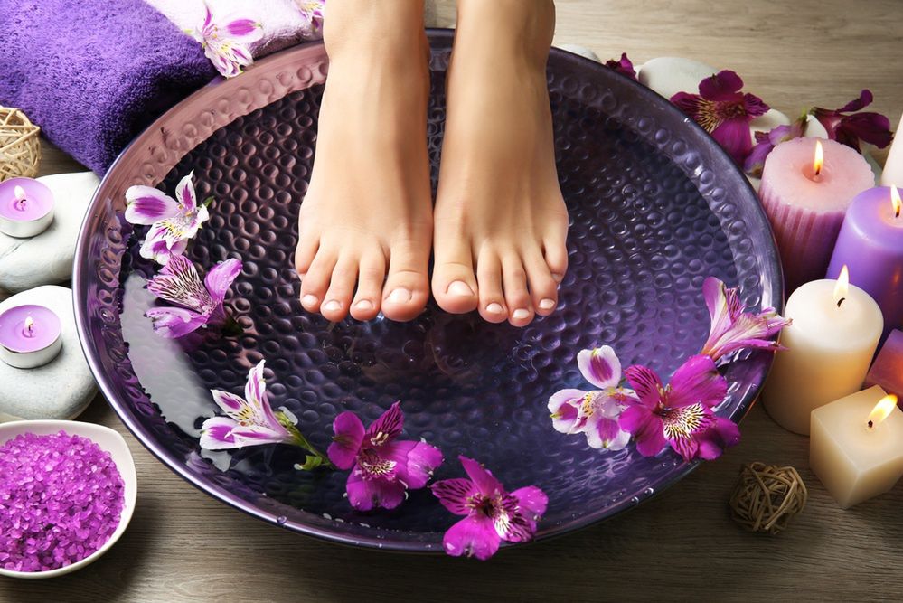 Pedicure: pomysły na paznokcie u stóp od frencha po kolorowe