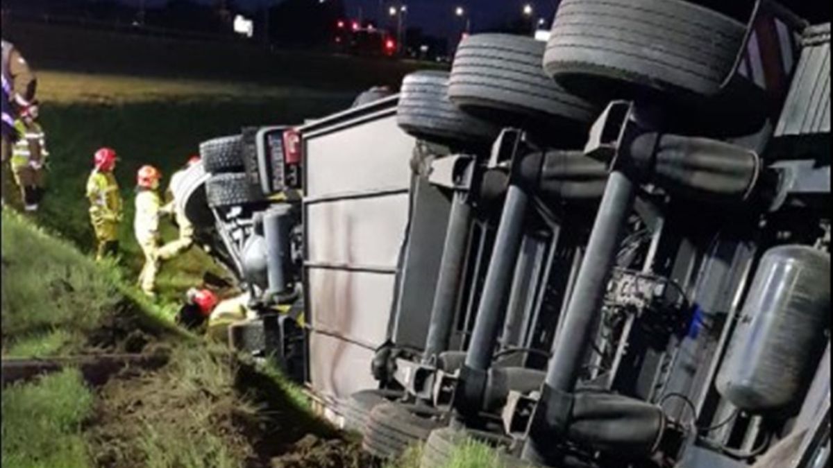 Ciężarówka zsunęła się z autostrady