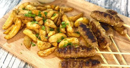 Cevapcici z sosem tzatziki i łódeczki ziemniaczane