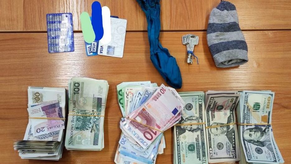  W środku była równowartość kilkudziesięciu tysięcy złotych w trzech walutach: złotówkach, dolarach i euro