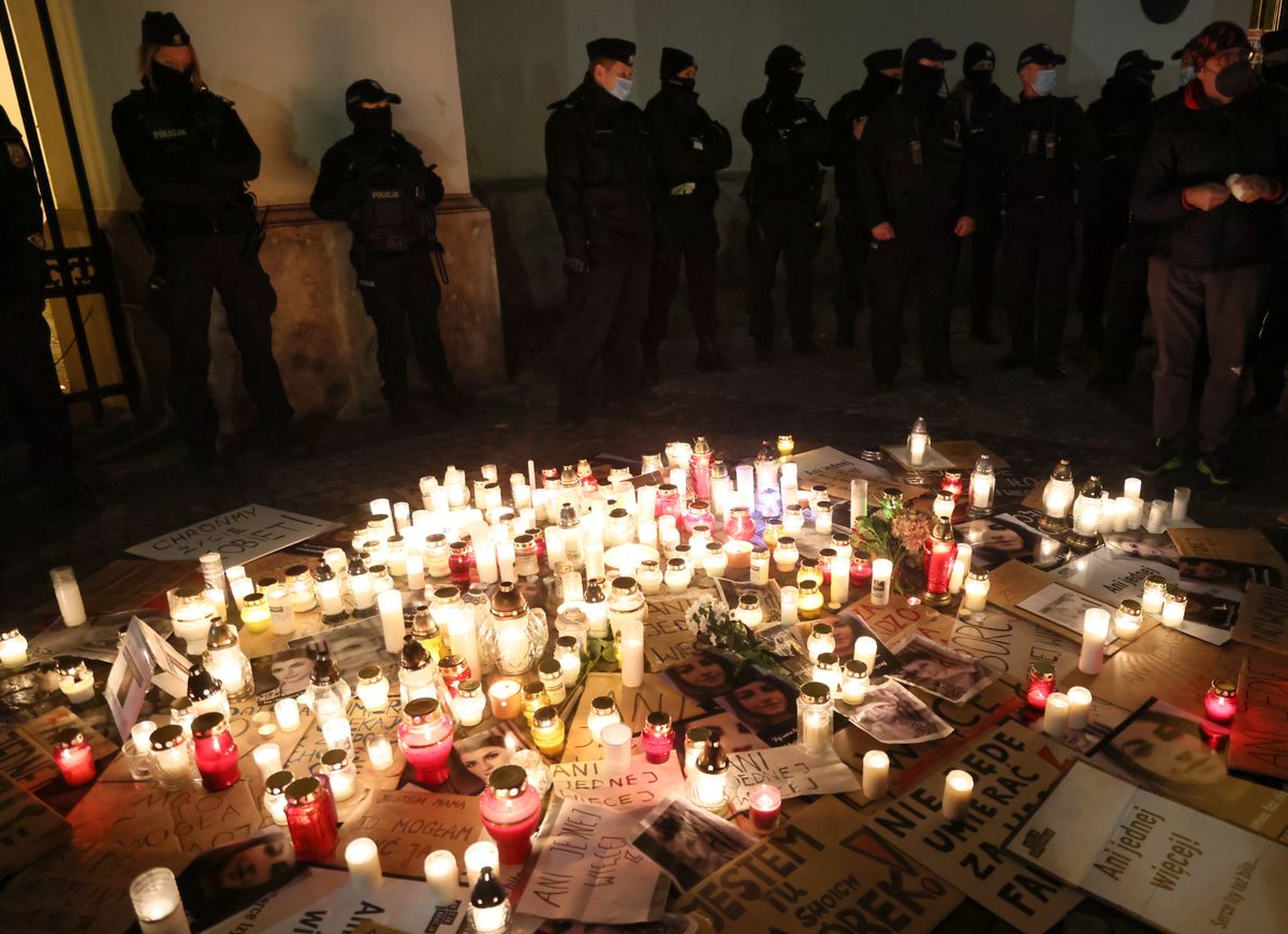 Warszawa, 06.11.2021. Protest pod hasłem "Ani jednej więcej" przed siedzibą Ministerstwa Zdrowia w Warszawie, 6 bm. Protest przeciwników ograniczania dostępu do aborcji zorganizowany został po śmierci 30-letniej ciężarnej kobiety z Pszczyny. (sko) PAP/Leszek Szymański