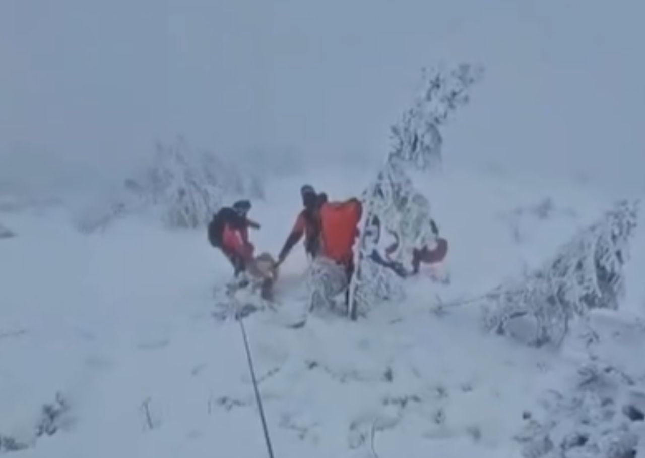 Trudne warunki dają się we znaki. Turysta zniesiony na noszach