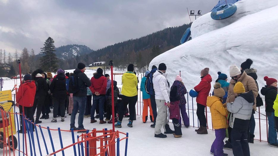 Kolejka do snowtubingu w środowe przedpołudnie, 16 lutego 2022 r.