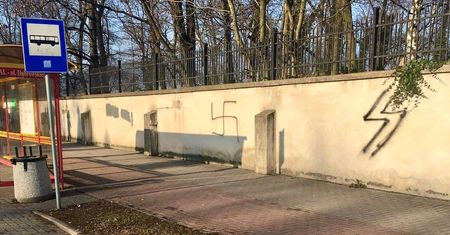 Oświęcim. Nazistowskie symbole na murze cmentarza żydowskiego
