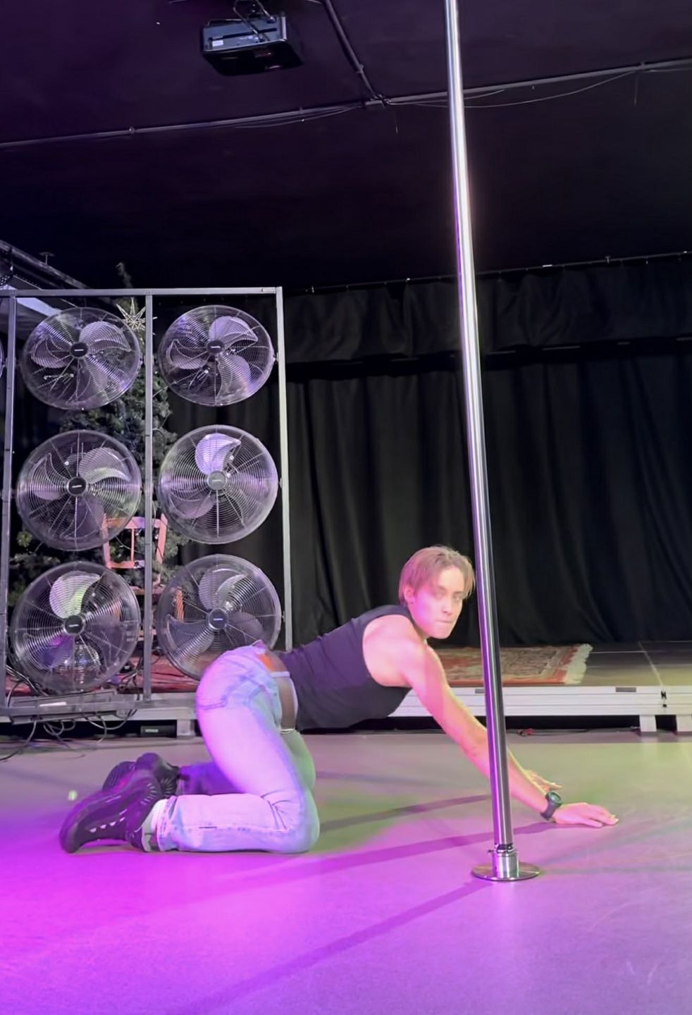 Katarzyna Zillmann wygina się na rurze w rytm przeboju Tatu