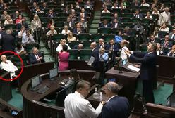 Korwin-Mikke przyłapany. Śpi w trakcie sejmowej debaty