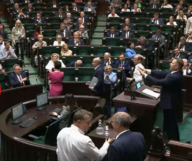 Korwin-Mikke przyłapany. Śpi w trakcie sejmowej debaty