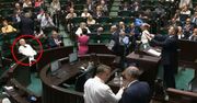 Korwin-Mikke przyłapany. Śpi w trakcie sejmowej debaty