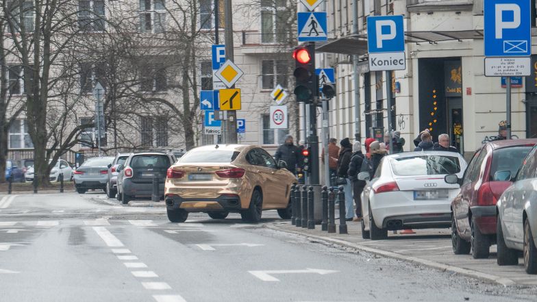 Zabiegana Lil Masti wsiada z dzieckiem do samochodu za pół miliona złotych
