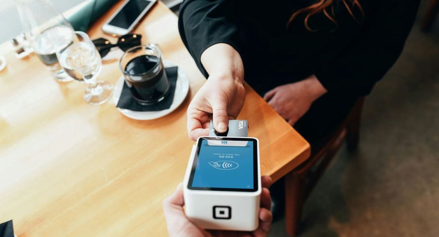 Dezinformacja w sieci: nowe przepisy kontrolujące płatności kartą