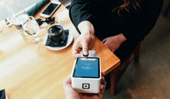 Dezinformacja w sieci: nowe przepisy kontrolujące płatności kartą