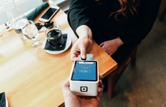 Dezinformacja w sieci: nowe przepisy kontrolujące płatności kartą