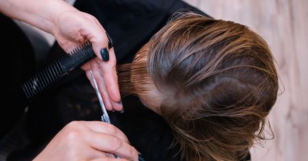 Poproś fryzjera o "bambi brunette". Hit dla 40-latek