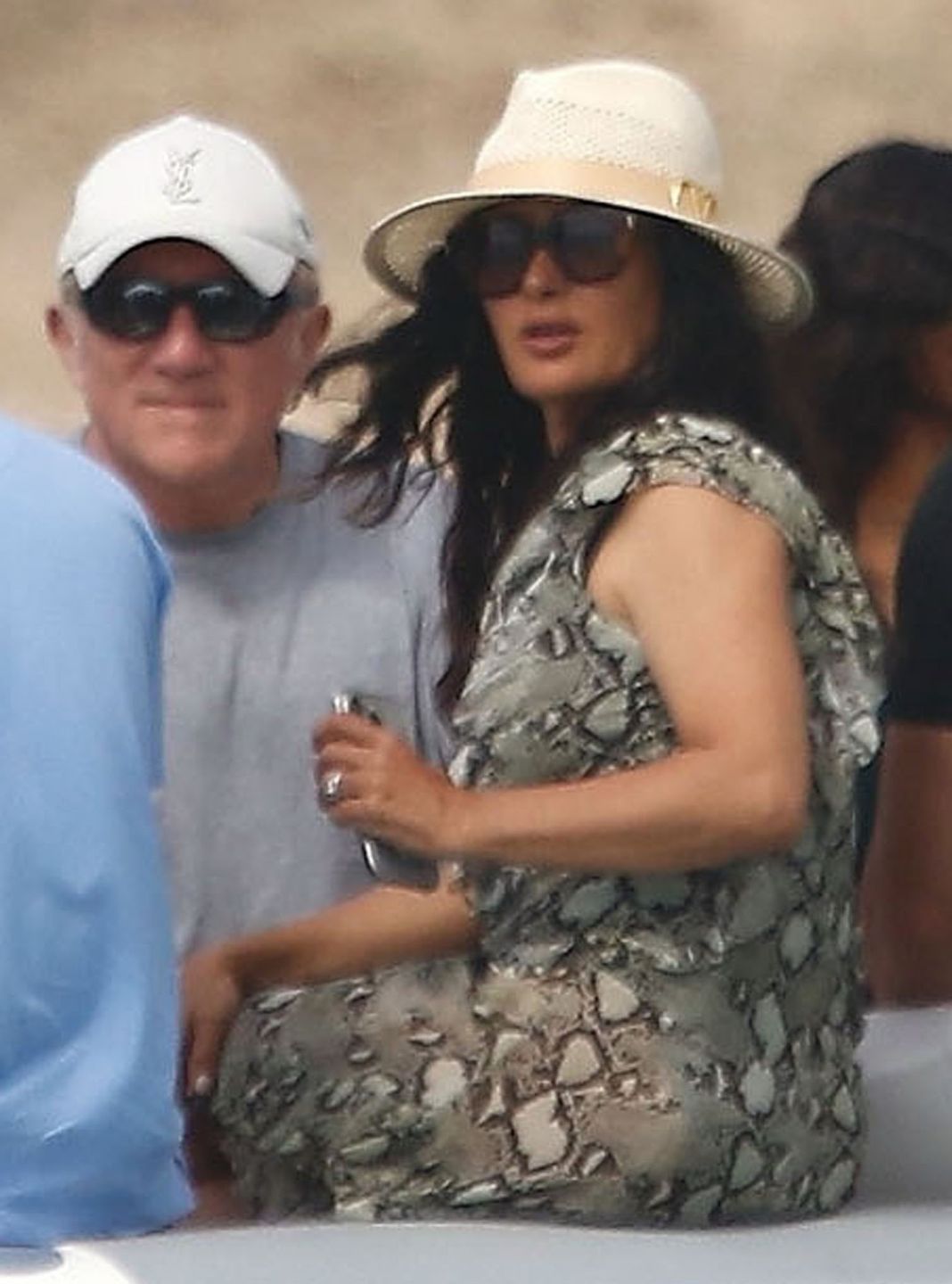 Salma Hayek dokazuje z rodzinką na jachcie