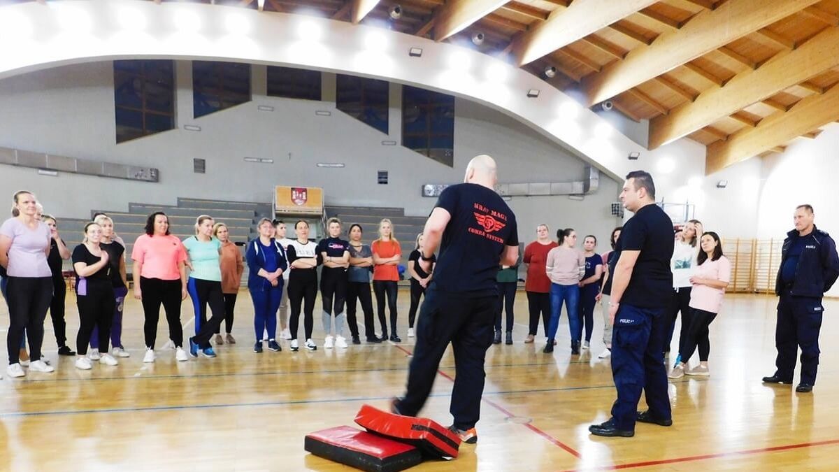 kobiety, mężczyźni, hala sportowa