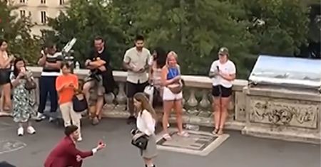 Oświadczył się jej w Paryżu. Reakcja ukochanej wbija w fotel