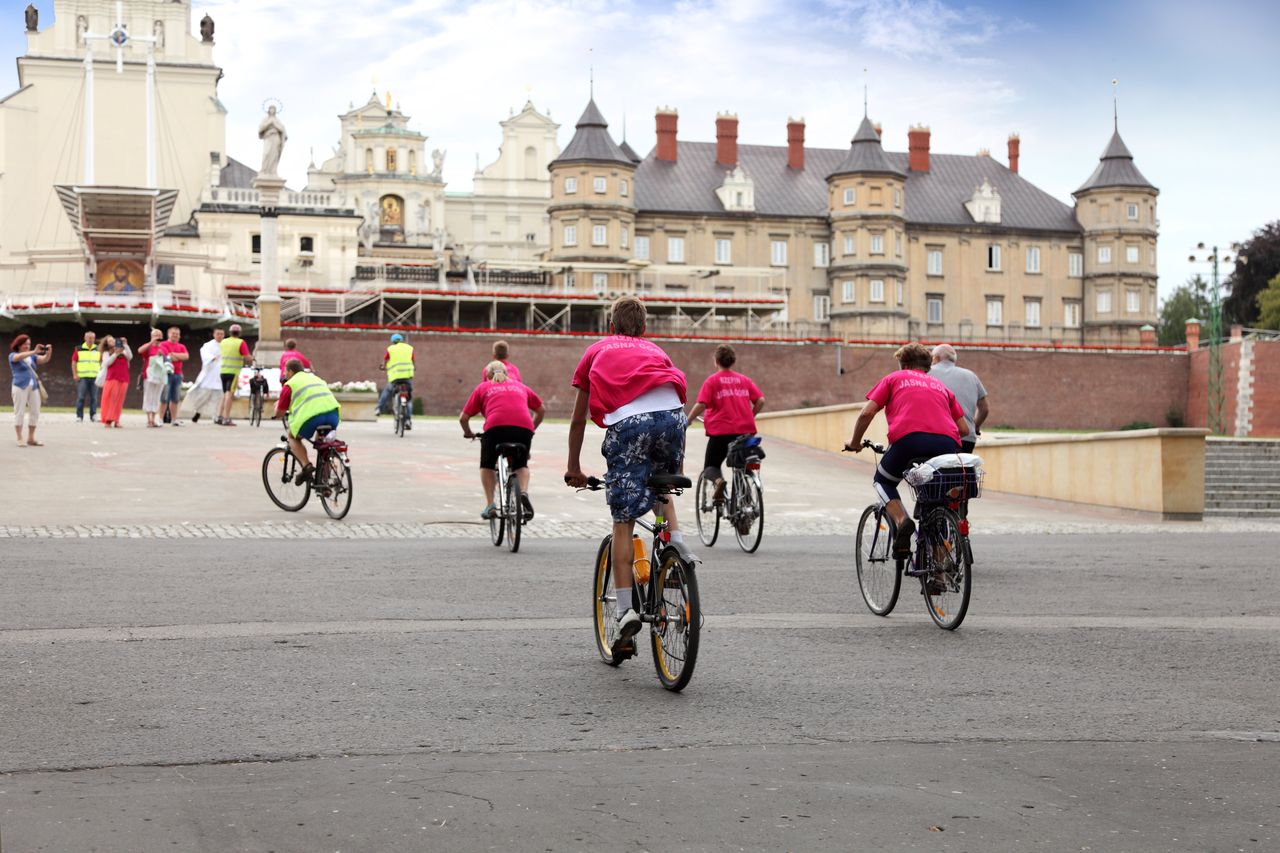 PIelgrzymi na rowerach pokonują dziennie od 50 do nawet 80 km