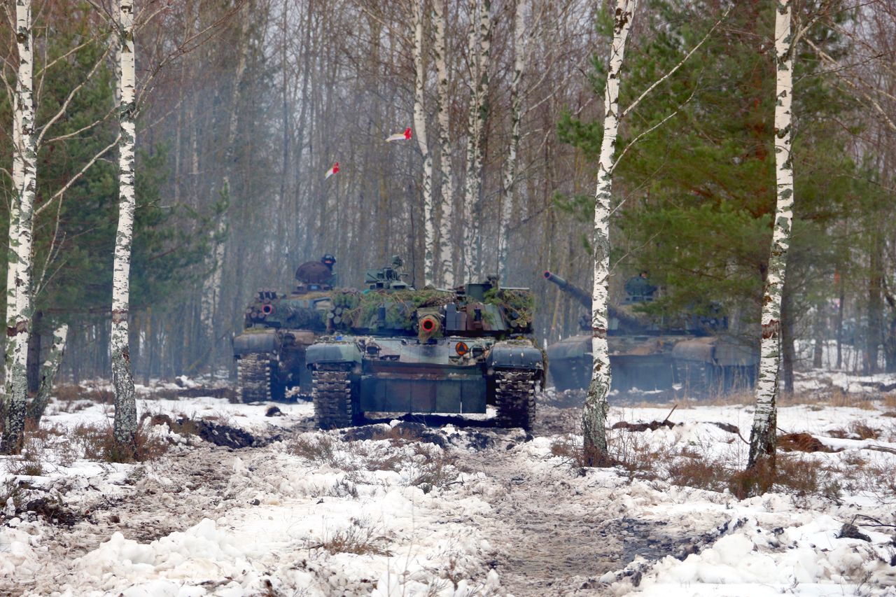 Czołgi PT-91 Twardy w czasie ćwiczeń - zdjęcie ilustracyjne