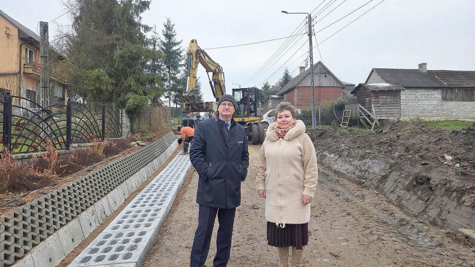 Marek Wojtas, wójt Pawłowa, wspólnie z radną Jolantą Bryła sprawdzali postęp prac budowlanych