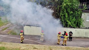 Pożar wiaty w Tarnobrzegu. Ogień zagrażał budynkowi mieszkalnemu