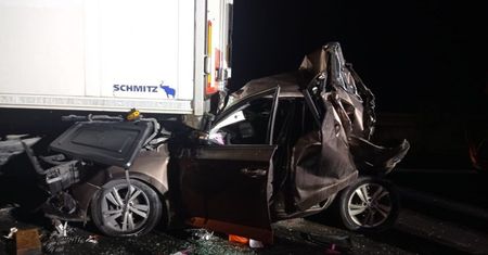 Koszmarny wypadek. Osobówka zmiażdżona między tirami