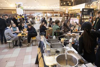 Kraków: Street Food i tańce pod chmurką na Zabłociu. Odbył się Krakowski Nocny Targ