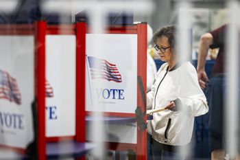 Hakerzy uderzają przed wyborami w USA. Komisja Wyborcza odcina serwery