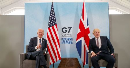 Joe Biden w Europie. Boris Johnson rozmawia z prezydentem USA