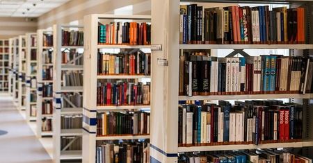 Przychodził do biblioteki i składał propozycje seksualne małoletniej
