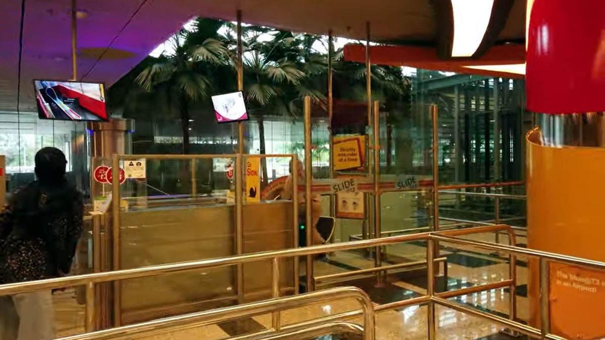 Metalowe barierki zabezpieczające przy zjeżdżalniach na lotnisku Changi
