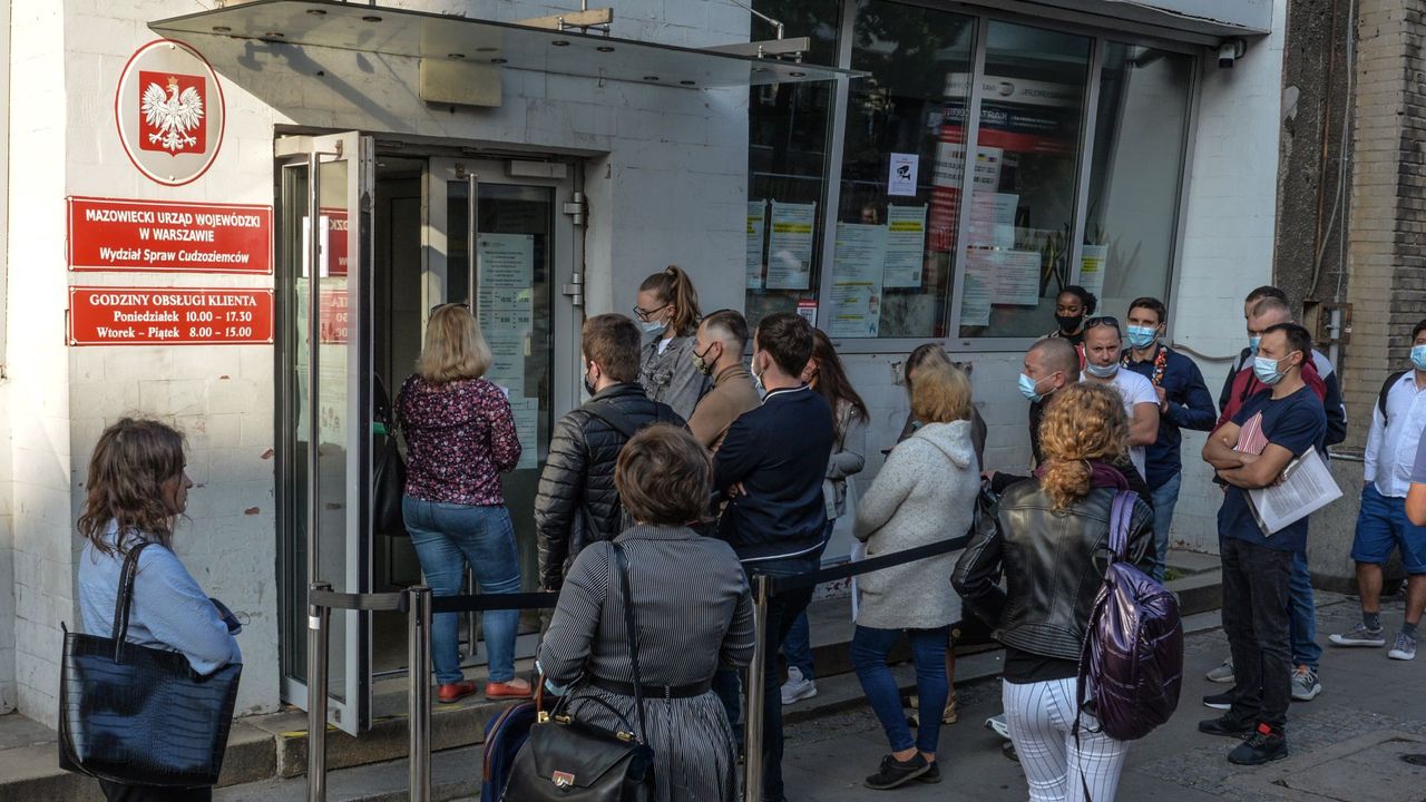 Obcokrajowcy w kolejce do Wydziału Spraw Cudzoziemców. Warszawa, wrzesień 2020 roku