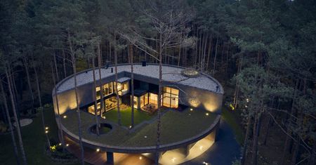 Kampinos. Las na okrągło. Niezwykły dom powstał w otulinie puszczy