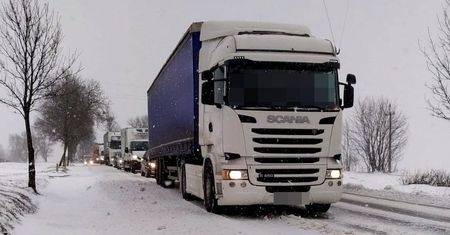 Ciężarówki utknęły w śniegu. Coraz większe korki w kilku regionach Polski