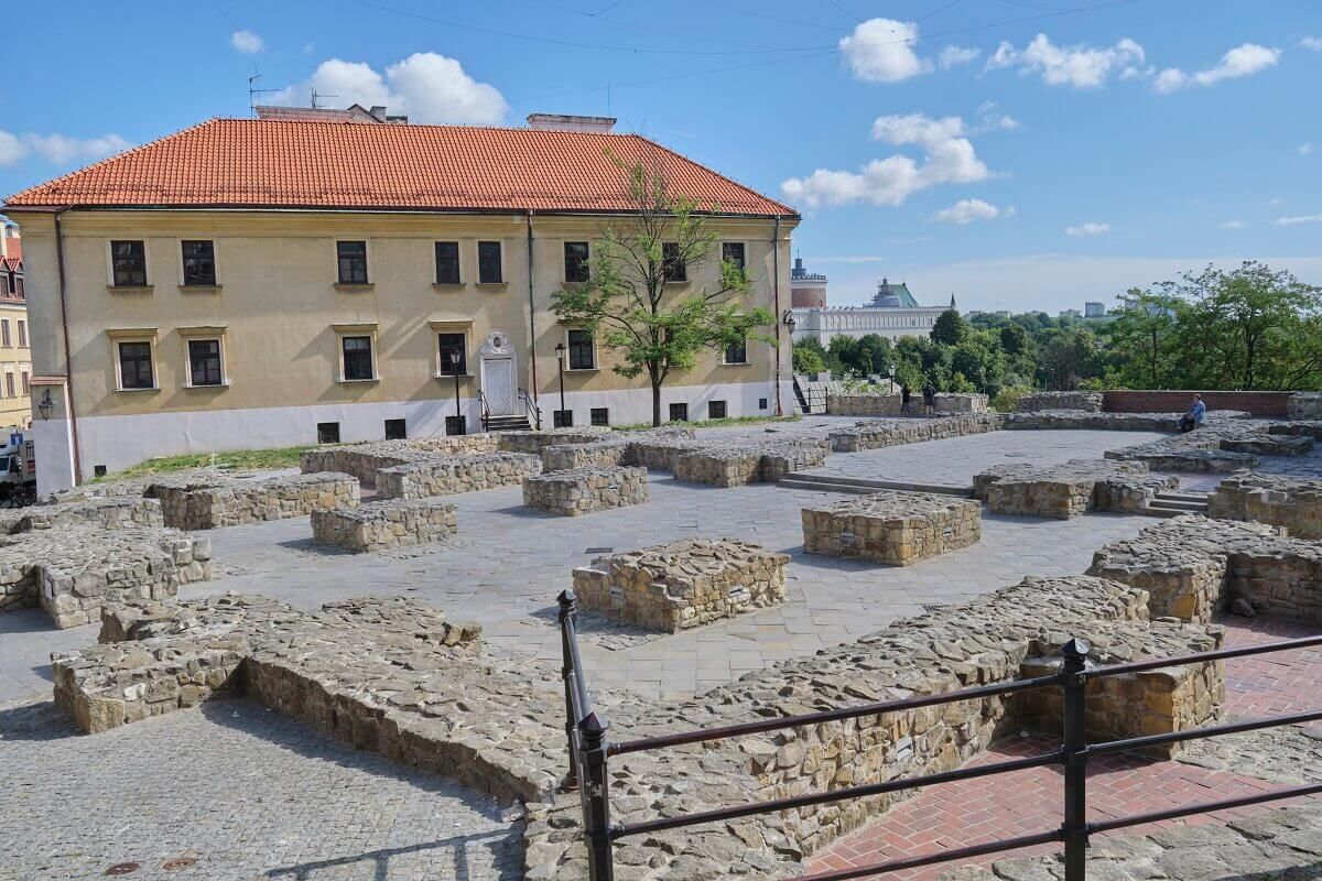 Plac po Farze - widok na fundamenty