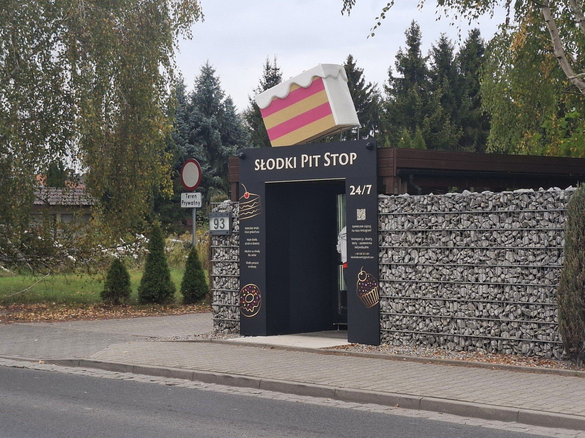 Automat z ręcznie robionymi deserami stanął na wrocławskim Muchoborze we wrześniu 2025. To jedyny automat, w którym dostaniecie tzw. monoporcje, czyli pojedyncze desery, które często sa jak kulinarne dzieła sztuki.
