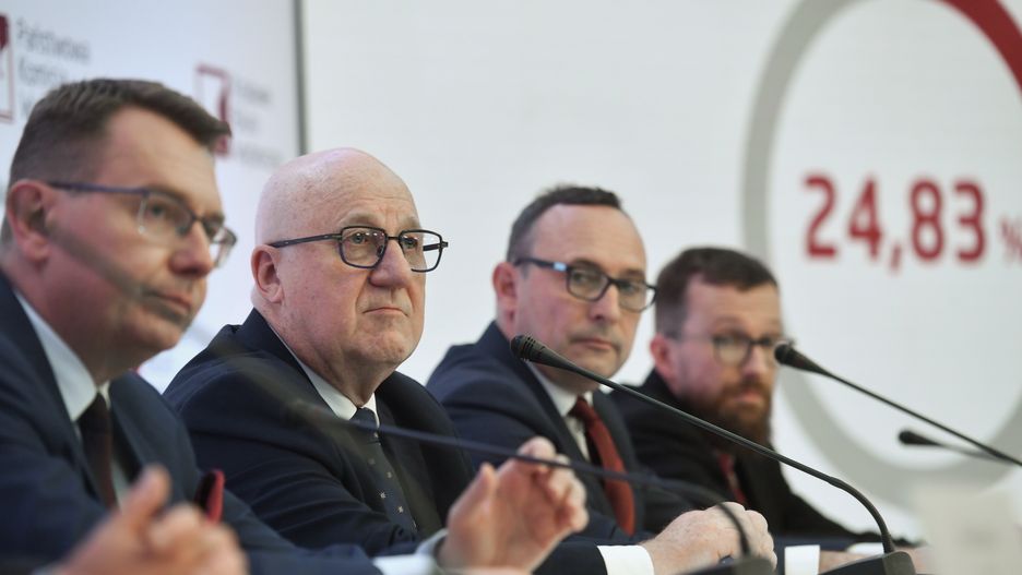 druga konferencja PKW
Warszawa, 01.06.2025. Wybory prezydenta RP - II tura. Od lewej: sekretarz PKW Rafa� Tkacz, przewodnicz�cy Pa�stwowej Komisji Wyborczej Sylwester Marciniak, zast�pca przewodnicz�cego Konrad Sk�adowski i cz�onek PKW Arkadiusz Pikulik podczas drugiej konferencji PKW, 1 bm. w Warszawie. Konferencja dot. frekwencji, kt�ra w drugiejj turze wybor�w prezydenckich na godzin� 12 wynios�a 24,83 proc. Trwa g�osowanie w II turze wybor�w prezydenta RP. Do jego zako�czenia obowi�zuje cisza wyborcza. (mr) PAP/Piotr Nowak
Piotr Nowak
druga, frekwencja, g�osowanie, II, II tura, konferencja, pa�stwowa komisja wyborcza, pierwsza, pkw, prezydenckie, prezydenta rp, wybory